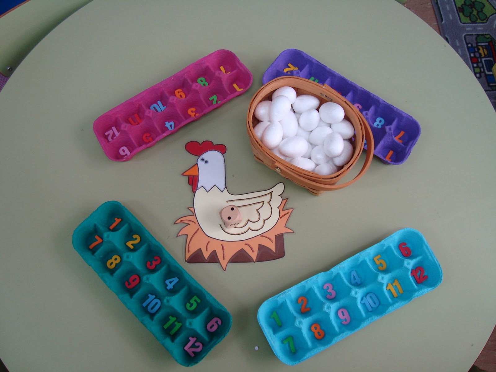 Plastificando ilusiones: El juego de la gallina y los huevos