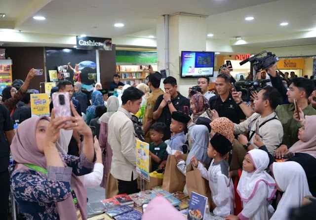 Wapres Ajak Anak-anak Belanja Perlengkapan Sekolah di Banyuwangi