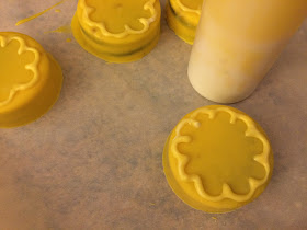 Make Belle's yellow dress on a Chocoalte Oreo cookie