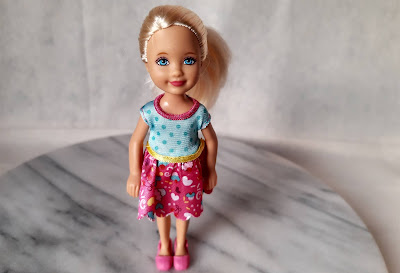 Boneca Chelsea, irmã caçula da Barbie , de rabo de cavalo , vestido azul e rosa, sapatos rosa   - Mattel 2010 - 13cm de altura  R$ 25,00