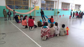 Foto 5: Alumnos jugando con telas.