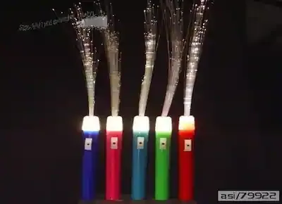 من ألعاب الأطفال القديمة زمان: قلم ملون بداخله بطارية بها لمبة تضيء فتنير ألياف ضوئية ملونة أمامها