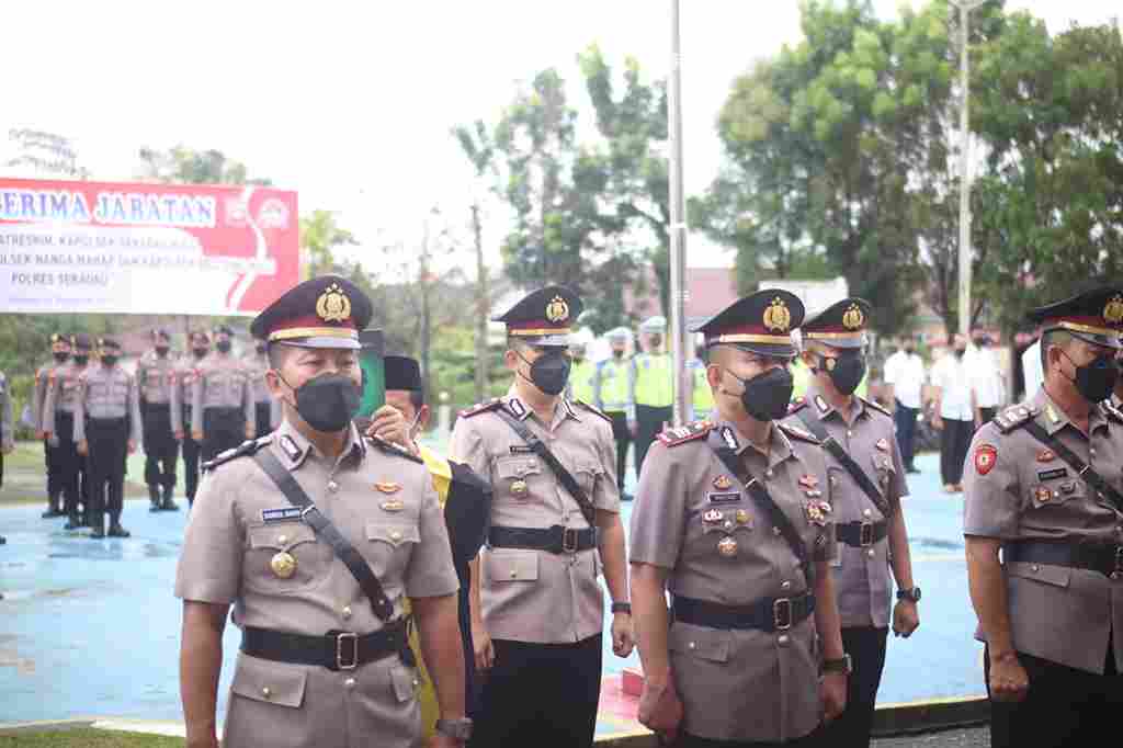 Foto Polres Sekadau Gelar Upacara Sertijab Kabag, Kasat dan Kapolsek Jajaran