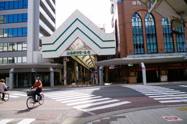 從古町七番町眺望古町六番町。 前景是柾谷小路（Masaya koji）。
