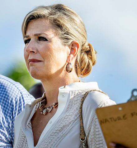 Queen Maxima wore an embroidered long-sleeve blouse by Zeus+Dione, and Natan pants. Princess Amalia in printed blouse