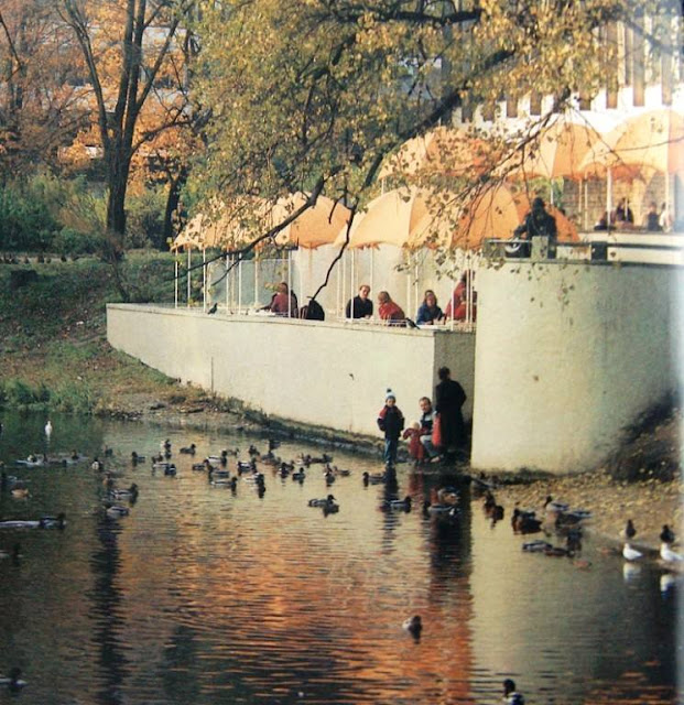 1980-е годы. Рига. Городской канал. Стрелковый парк (парк Кронвальда). Терраса кафе "Айнава" (бывший "Молочный ресторан").