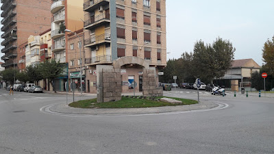 Camino de Santiago de Compostela, etapa entre Fraga (Huesca) y Candasnos (Huesca), avenida de Aragón en Fraga, rotonda de la antigua puerta del matadero