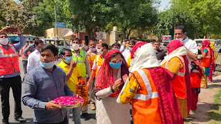 विधायक सीमा त्रिखा ने सफाई कर्मचारियों को माला पहनाकर किया स्वागत 