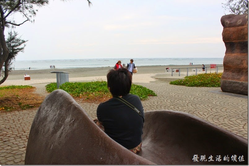 台南-觀夕平台。不想用趴的也沒關係，這裡還有一個裝置藝術，我猜應該是可以讓遊客坐在上面觀賞夕陽的東東吧！示範「看海的日子 」part II。