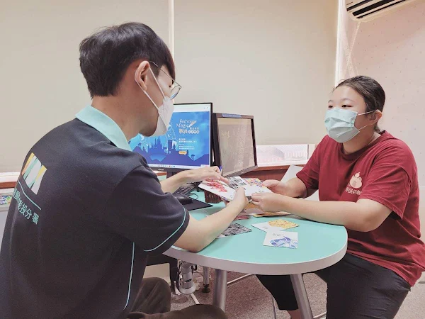 ▲就服員運用牌卡為青年找出自我優勢及釐清個人特質。（記者林明佑翻攝）