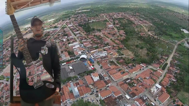 Nana vigilante procura dono de guitarra esquecida durante a noite em Várzea da Roça