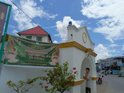 pintu gerbang masjid