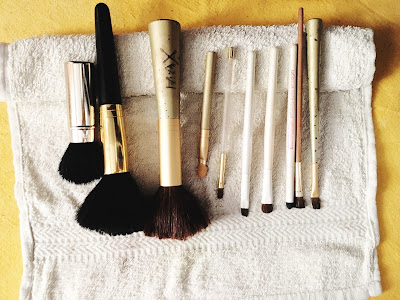 Ioanna's Notebook - The right way to dry your clean brushes