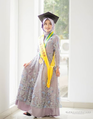 model kebaya wisuda berjilbab terbaru