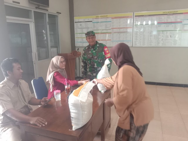 Pastikan Berjalan Aman, Babinsa Dampingi Pembagian Beras Di Desa Binaanya