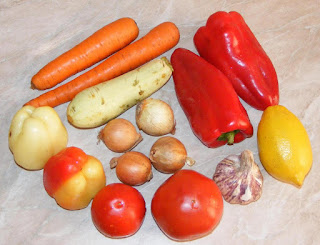 legume, retete cu legume, preparate din legume, retete culinare, legume pentru prepararea pestelui chefal la cuptor, rosii, ardei, usturoi, ceapa, kapia, morcovi, 