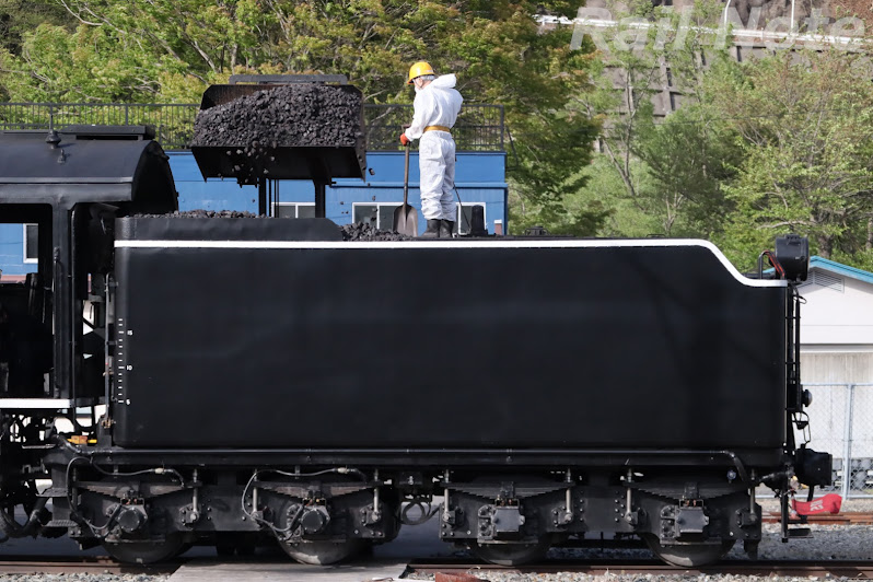 釜石駅で炭水車に石炭を積み込むC58形