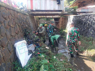 Antisipasi Banjir dan Gangguan Kesehatan, Satgas Citarum Harum Sektor 3 Rutin Bersihkan Material Sampah dari Aliran Sungai