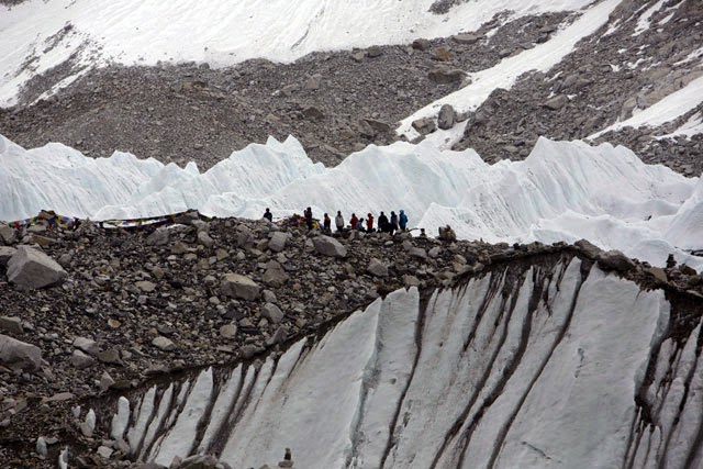 Ascienden a 22 los muertos por avalancha en el Everest; hay 217 desaparecidos.
