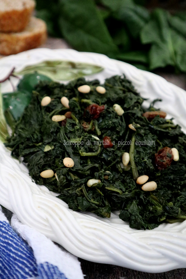 Spinaci in padella con pinoli ed uvetta