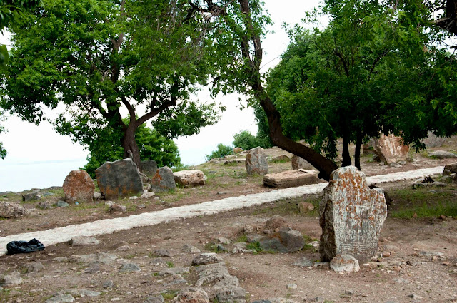 надгробные памятники на территории церкви острова ахтамар 