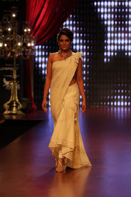 Richa Chadda walks the ramp at IIJW 2015 Photos