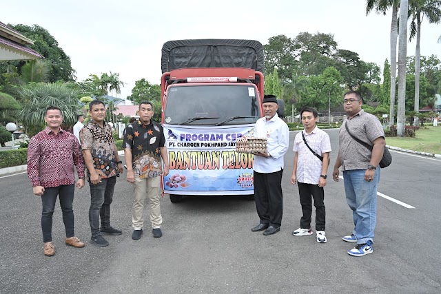 PT Charoen Pokphand bantu 50 Ribu Butir Telur, Gubernur Mahyeldi Semoga Pihak Swasta yang Membantu Korban Bencana