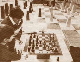 Jarne y Tebar, ajedrez gigante en la Plaça Orfila en 1984