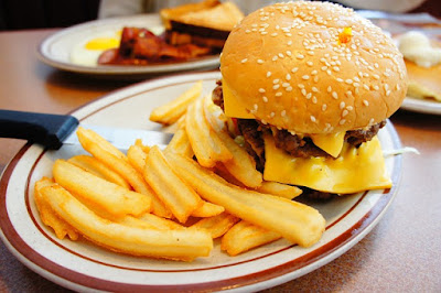 Kurangkan keju dan mayonis dalam burger, serta kurangkan pengambilan jejari kentang goreng