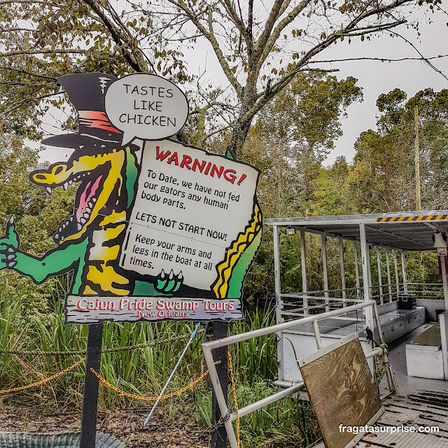 Placa alerta para a presença de crocodilos em um pântano da Luisiana