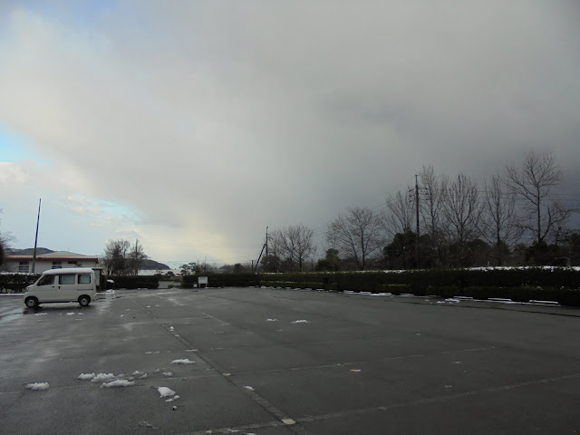 冬の湊山公園の駐車場