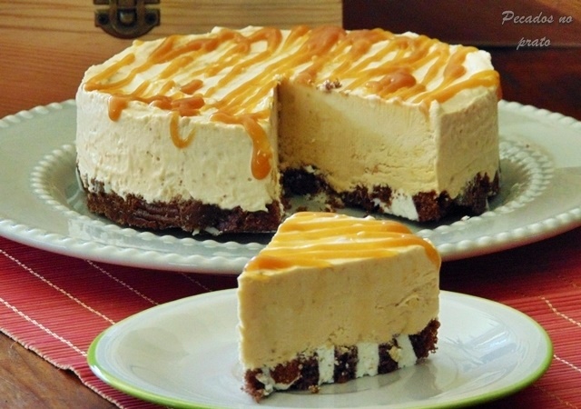 Torta gelada com molho de caramelo