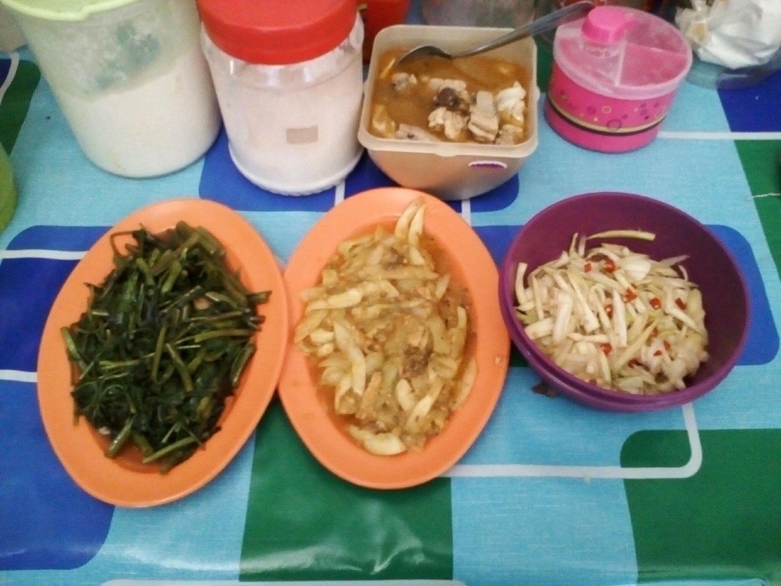 Tomyam ayam, sayur kangkung, timun sardin& sambal mangga ...