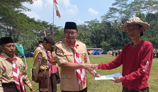 SMA 11 Yogyakarta Serahkan 520 Bibit Tanaman dalam Kegiatan Kemah Hijau di Dewi Tinalah