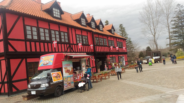 Un restaurant avec devant des camions snack où l'on pouvait manger des Hot dog allemand mais pour 450 yens