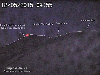 Lueur incandescente au sommet du volcan Etna, 12 mai 2015