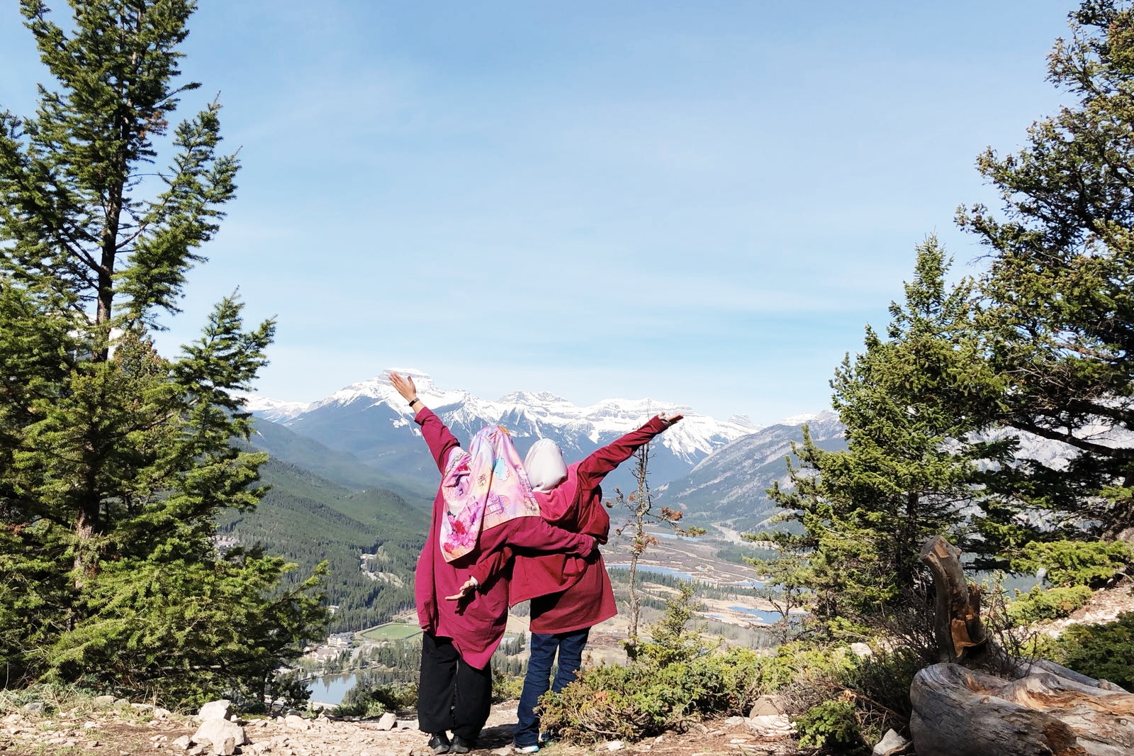 Farah & Zaza at the Tunnel Mountain