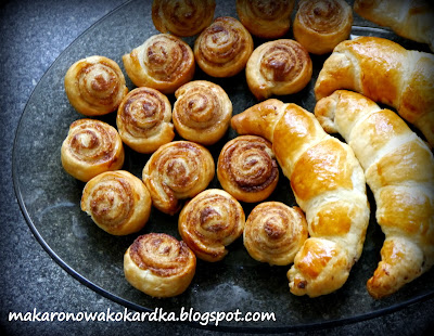 http://makaronowakokardka.blogspot.com/2013/11/cynamonowe-rollsy-i-croissanty-z.html