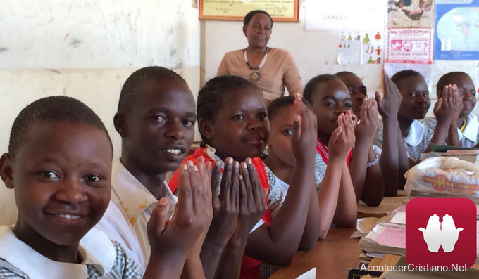 Niños sordos de Kenia aprenden Biblia