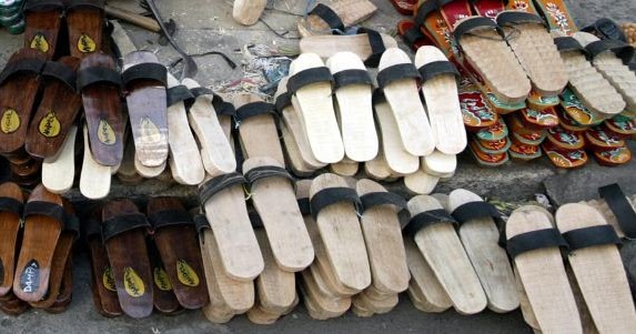 jual sandal  kayu klompen ukir refleksi  murah sandal  