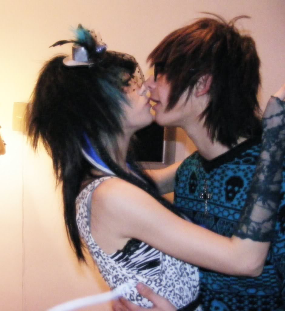 girls emo kissing