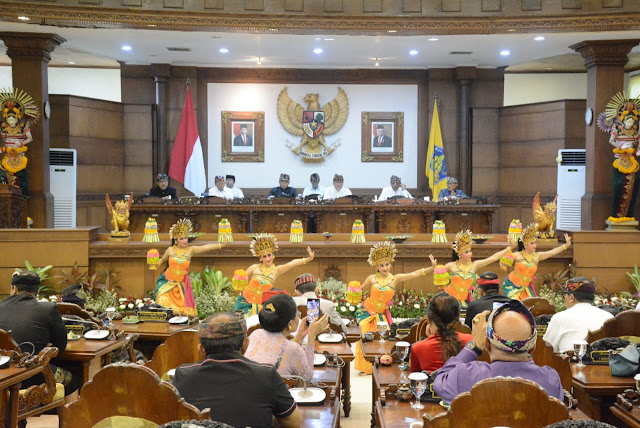  Laporan Akhir DPRD Bali Pembahasan Raperda Provinsi Bali