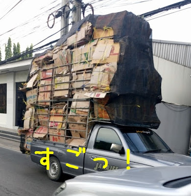 東南アジアっぽい段ボールを運ぶ車