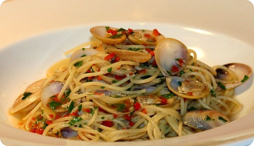 GE free PASTA by Alio's restuarant, Sydney, Australia, 16 December 2003 (c) Greenpeace/Thomas 2003 NOT FOR ARCHIVE OR RESALE