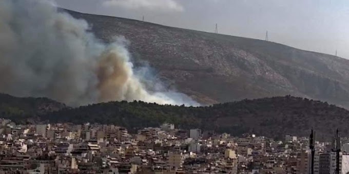 Μεφάλη φωτιά στον Βύρωνα - Ορατοί οι καπνοί σε πολλές περιοχές της Αττικής