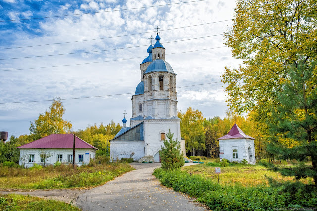 Церковь с голубыми куполами