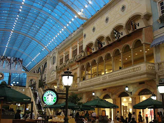  un grande centro commerciale costruito inward stile italiano BurjAlArabDubai: Mercato Mall a Dubai