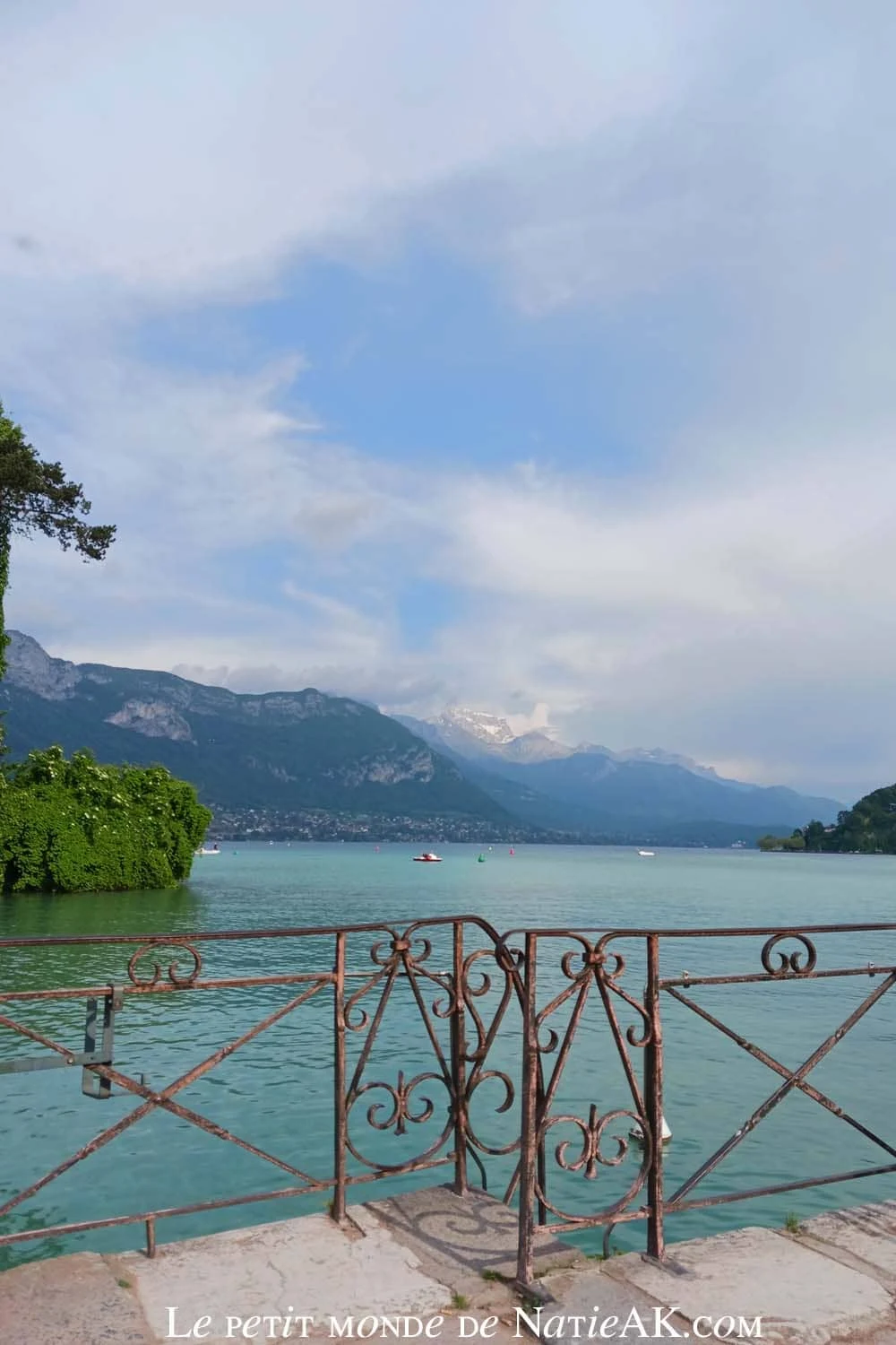 vue sur le lac et les montagnes à Annecy