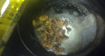 Heat the walnuts up in a pan with butter and a little olive oil.