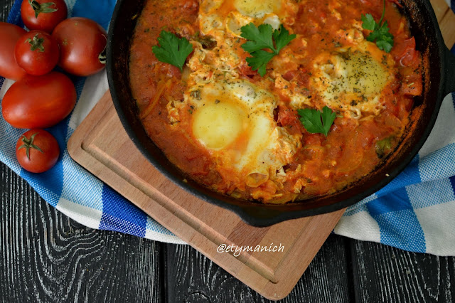 shakshuka-yaichniza-s-pomidorami